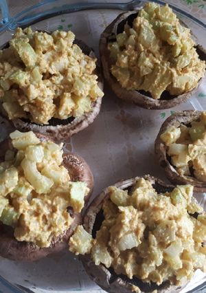 Une photo de Champignons bruns farcis au céleri et à la sauce Masala