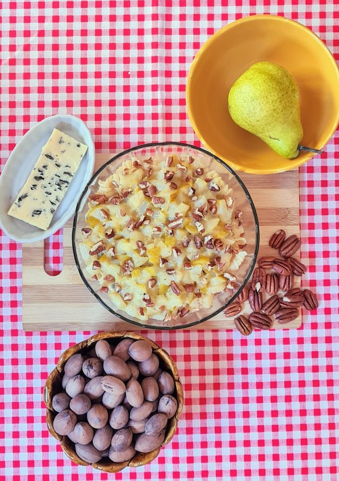 Una foto de Pasta con salsa de peras al queso azul y nueces 💙