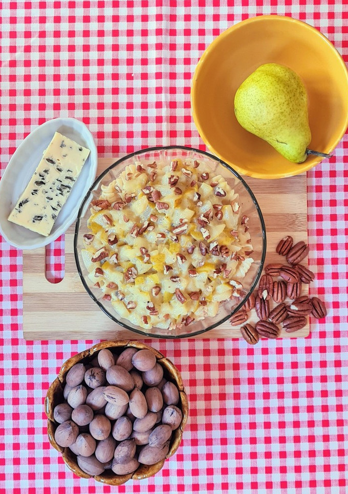 Una foto de Pasta con salsa de peras al queso azul y nueces 💙