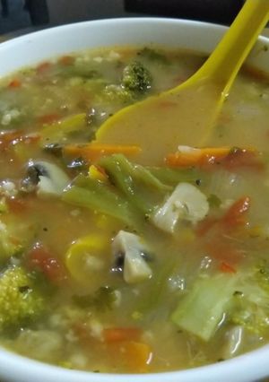 हरी सब्जियां और ओट्स सूप (hare sabjiyaan aur Oats soup recipe in hindi) रेसिपी मुख्य फोटो