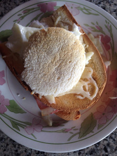 Una foto de Sándwich croque madame