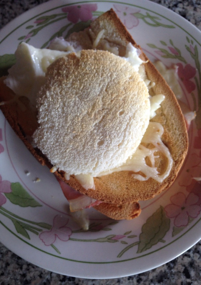 Una foto de Sándwich croque madame