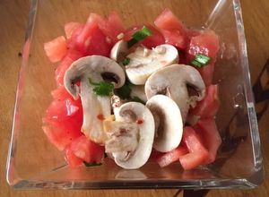 Una foto de Ensalada de champignons con tomate