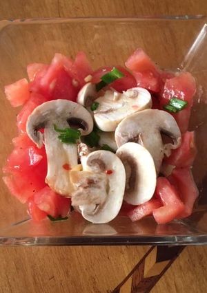 Una foto de Ensalada de champignons con tomate