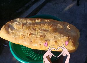 Una foto de Pan casero con corteza crujiente, en el horno de casa☺😋