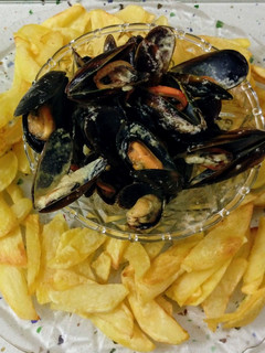 Una foto de Mejillones en crema de puerros y nata con patatas fritas