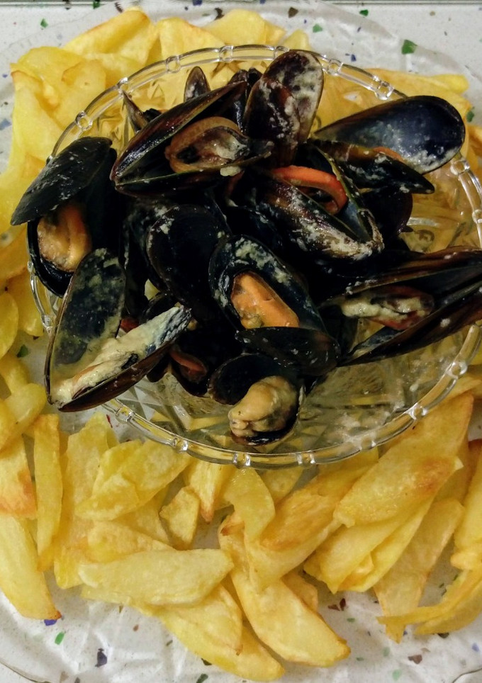Una foto de Mejillones en crema de puerros y nata con patatas fritas