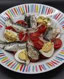 Ensalada de sardinas con tomate y huevo duro