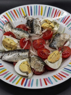 Una foto de Ensalada de sardinas con tomate y huevo duro