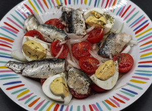 Foto principal de Ensalada de sardinas con tomate y huevo duro