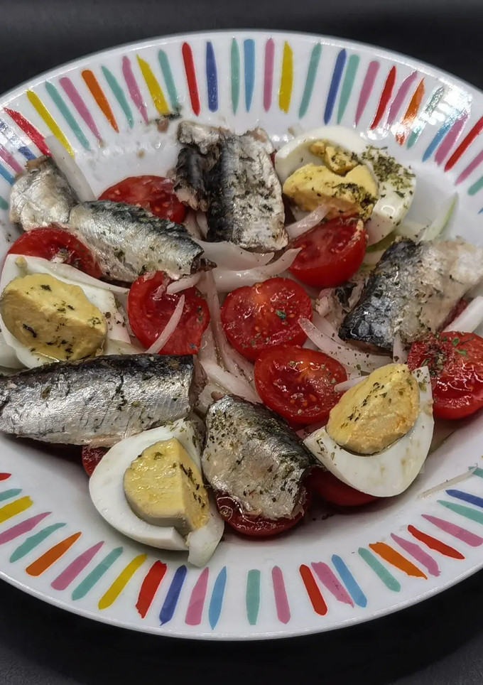 Una foto de Ensalada de sardinas con tomate y huevo duro