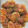 Vieiras con foie a la plancha con vinagreta de frambuesa, sal gris, cebollino picado y pimienta rosa