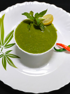 पुदिना चटणी (pudina chutney recipe in marathi) रेसिपी चे मुख्य फोटो
