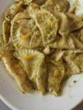 Mezzelune con salmone e robiola su pesto di rucola e limone