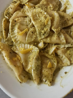 Foto di Mezzelune con salmone e robiola su pesto di rucola e limone