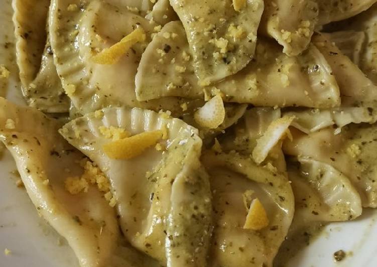 Steps to Make Fatto in casa super veloce Mezzelune con salmone e robiola su pesto di rucola e limone