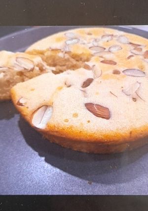 A picture of Eggless vanilla cake.