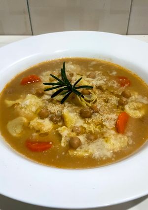 Foto di Vellutata di ceci con tortellini a modo mio