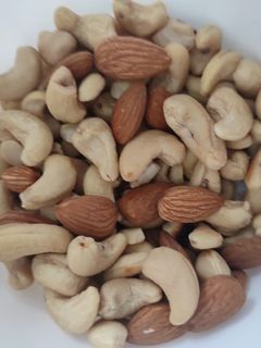 રોસ્ટેડ કાજુ બદામ (Roasted Kaju Badam Recipe In Gujarati) રેસીપી મુખ્ય ફોટો