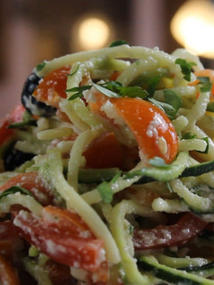 Una foto de 😉 ENSALADA de Calabacín CRUDO en 5 min