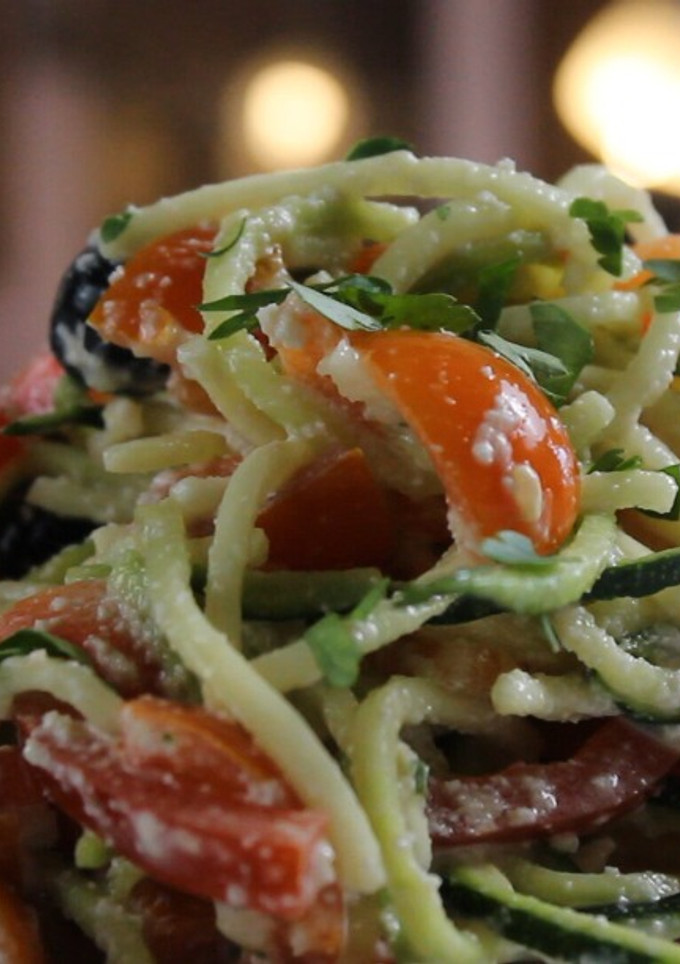Una foto de 😉 ENSALADA de Calabacín CRUDO en 5 min