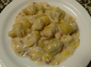 Una foto de Alcachofas con queso y jamón a la crema