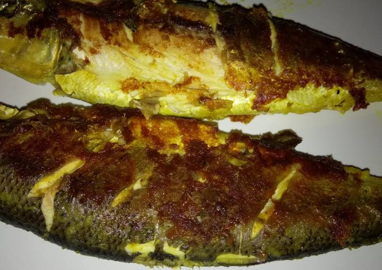 Bagaimana Menyiapkan Ikan bakar bumbu kuning yang Bisa Manjain Lidah
