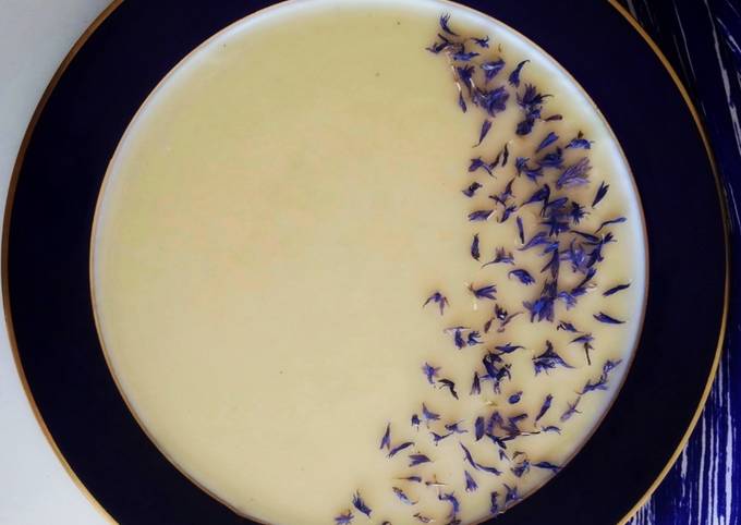 Vellutata di cavolfiore con petali di fiordaliso 🌷