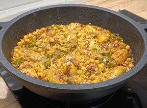 Una foto de Arroz con pollo y garbanzos