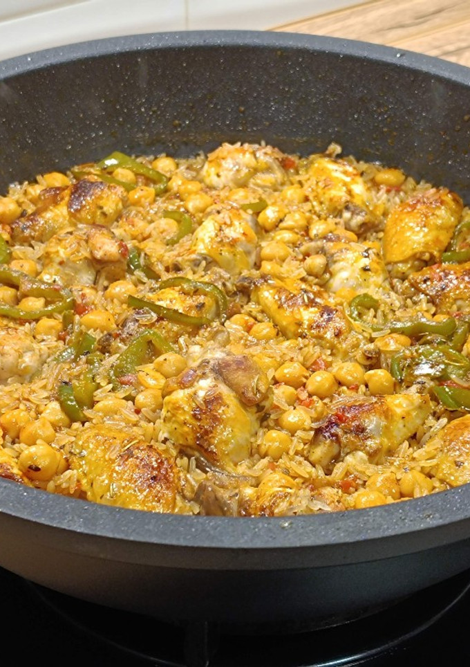 Una foto de Arroz con pollo y garbanzos