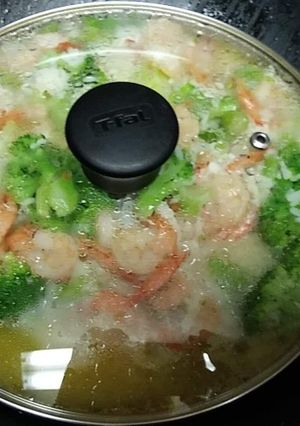 A picture of Shrimp broccoli & rice.