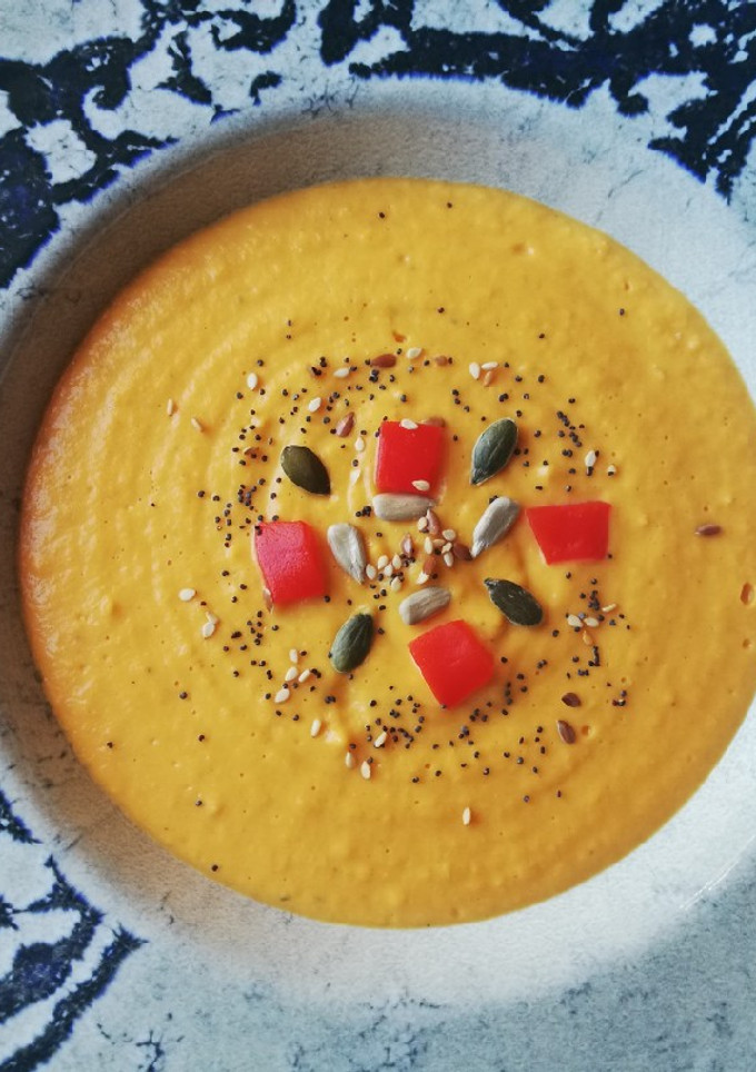 Una foto de Crema de calabaza y pimientos rojos