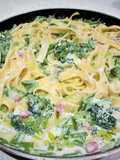 Tagliatelle con brócoli y tacos de beicon bañadas en crema especiada