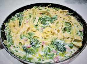 Una foto de Tagliatelle con brócoli y tacos de beicon bañadas en crema especiada
