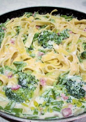 Una foto de Tagliatelle con brócoli y tacos de beicon bañadas en crema especiada