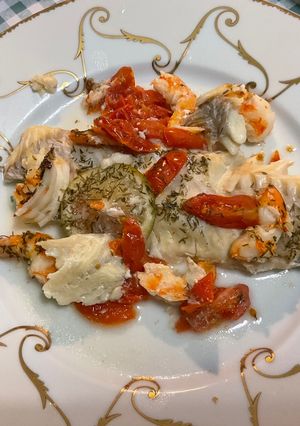Une photo de Filets de dorade aux crevettes sauvages, tomates cerises, aneth et citron vert