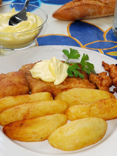 Una foto de Merluza rebozada con salsa Rouille y gajos de patatas