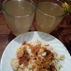 A picture of Lemon n imli drink n Dahi phulki.