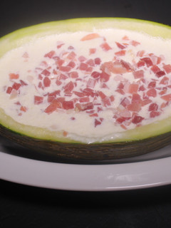 Una foto de Melón con nata y jamón para dos