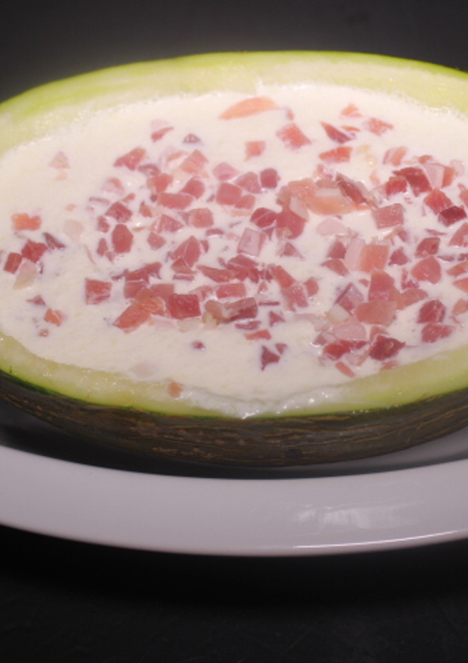 Una foto de Melón con nata y jamón para dos