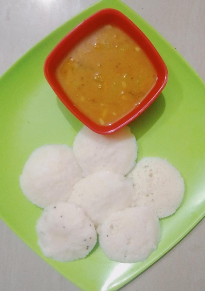 A picture of Idli sambhar.