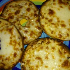 A picture of Onion Bagel w Garlic & Provolone.