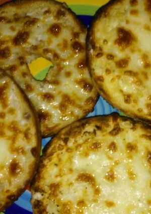 A picture of Onion Bagel w Garlic & Provolone.