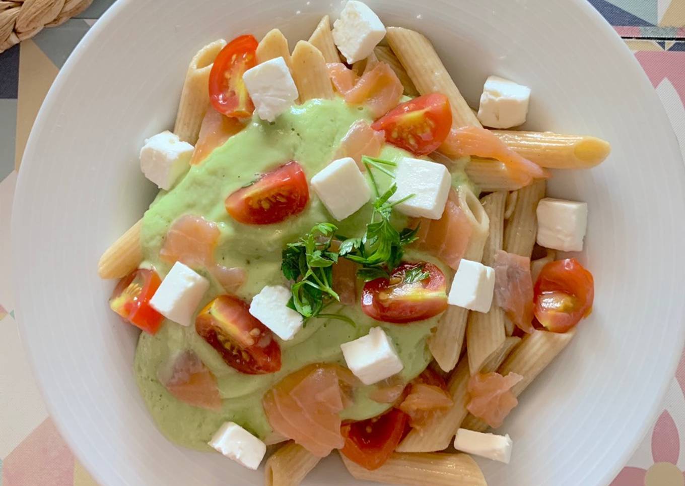 Pasta fría con salsa de aguacate, tomate cherry, salmón y queso feta