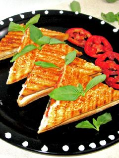 टोमॅटो बेसिल एंड चीज़ सैंडविच (tomato basil and cheese sandwich recipe in Hindi) रेसिपी मुख्य फोटो