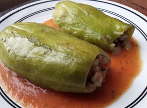 Una foto de Pepinos🍛rellenos de frijol cabecita negra y papa🌰🍅🥔