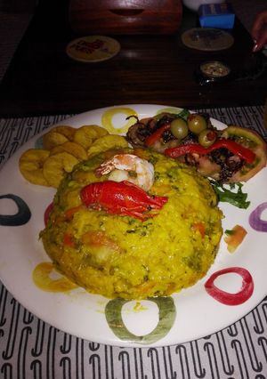Una foto de Risotto frutti di mare con monedas de plátano verde y ensalada