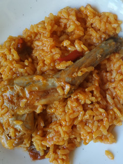 Una foto de Arroz con pollo y conejo
