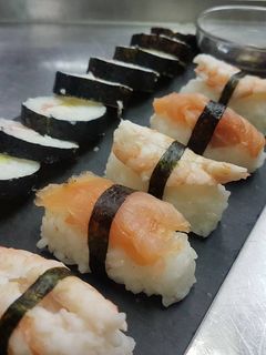 Una foto de Sushi de salmón y aguacate