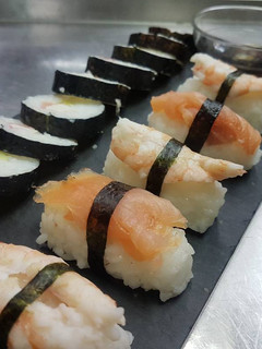Una foto de Sushi de salmón y aguacate
